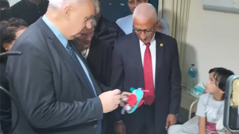 السفير الألماني يوزع الهدايا على الأطفال الفلسطينيين في مستشفى العريش العام