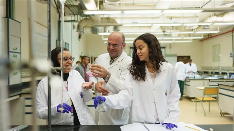 الجامعة الأمريكية تطلق دبلومة صناعة مستحضرات التجميل | تفاصيل