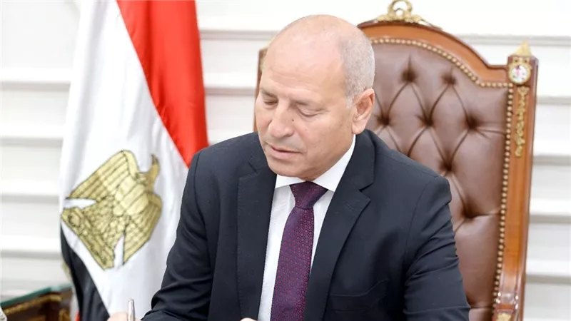 محافظ القاهرة: تأمين محيط العقار المنهار بحي الخليفة لسلامة المارة