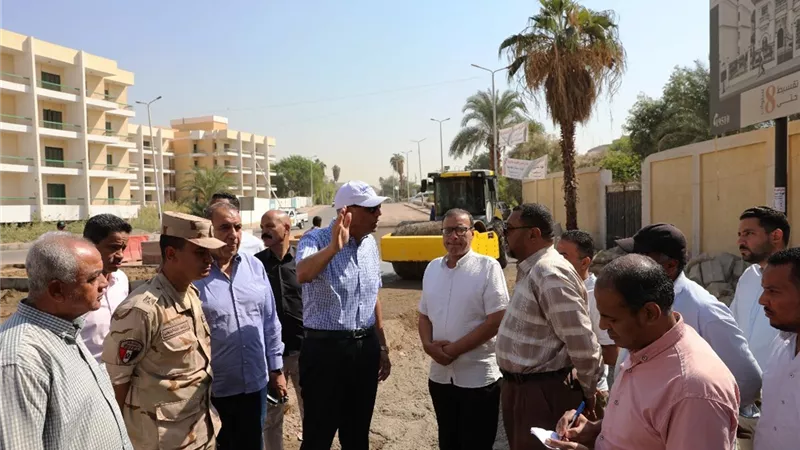 محافظ أسوان يتفقد عمليات تطوير طريق السادات.. ويشدد على سرعة إنجازه  