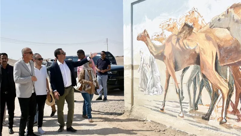 محافظ الأقصر والسفير الفرنسي يتفقدان مشروع تجميل نجع الملقطة بالقرنة