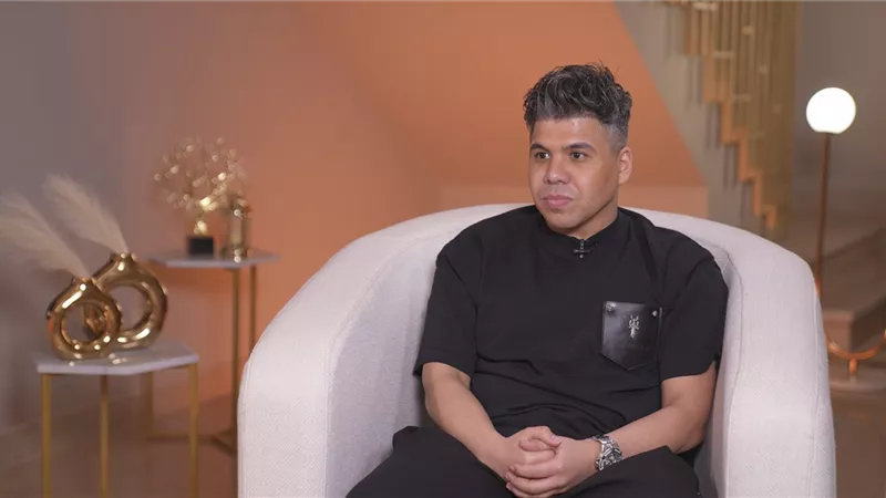 «شيطانة سكنت قلبي».. بكاء عمر كمال بعد خيانة حبيبته له مع مطرب شهير