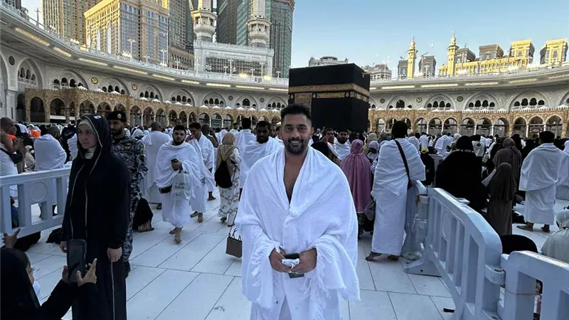  أحمد فلوكس يؤدي مناسك العمرة: تجربة روحانية تغمرني بالسعادة والراحة| خاص 