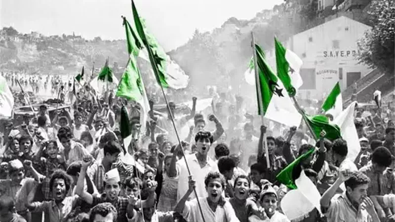 زهير إحدادن وفرحات عباس ... تعرف على أهم كُتاب الثورة الجزائرية في ذكراها 