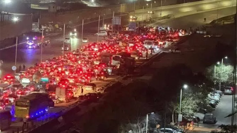 حادث تصادم يتسبب في تكدس مروري بطريق كوبري طرة تجاه كورنيش النيل