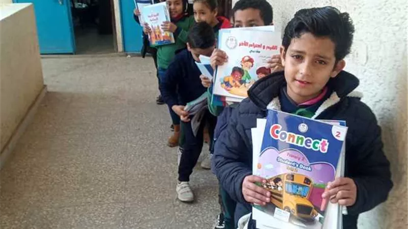القاهرة والجيزة الأبرز.. أولياء أمور يشتكون من عدم تسلّم أبناءهم الكتب