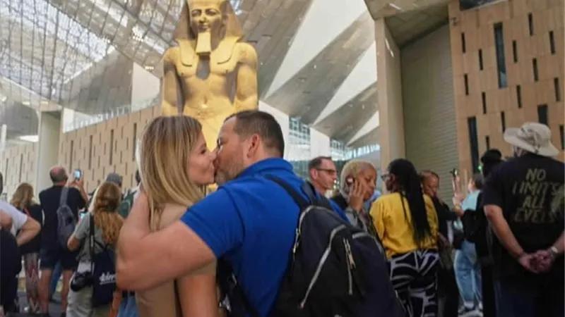 تحت أنظار رمسيس.. قبلة أجانب داخل المتحف الكبير تثير ضجة على السوشيال