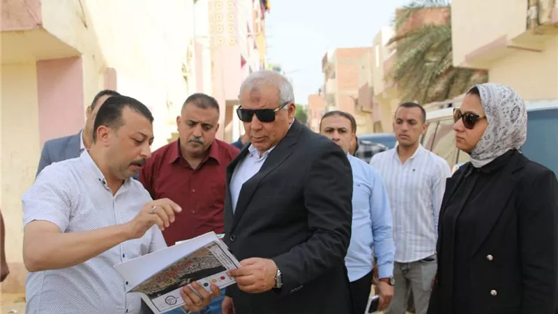 محافظ الوادي الجديد يتفقد المرحلة الثانية من رصف حى البرى بالخارجة 