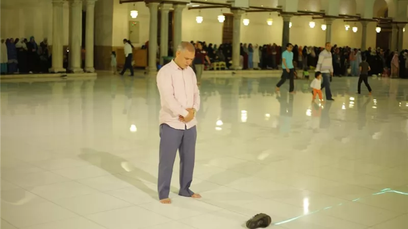 حكم إهداء ثواب الأعمال الصالحة للحي والميت.. أمين الفتوى يجيب