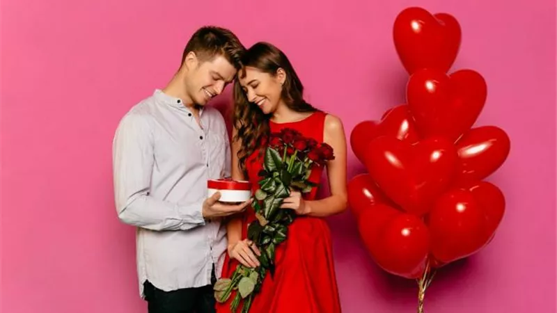 في عيد الحب.. كيف تختارين لون فستانك ليعكس مشاعرك؟