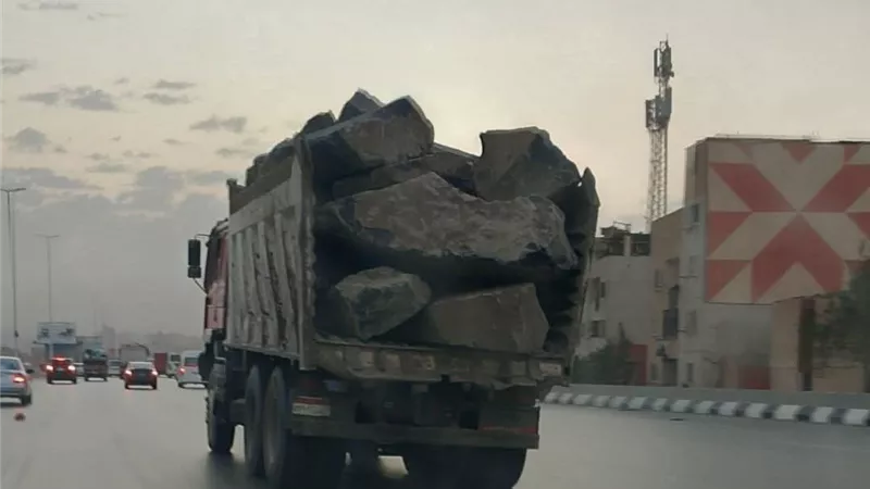 تحرك أمني بشأن سيارة نقل تحمل أحجارا ضخمة أعلى دائري المعادي