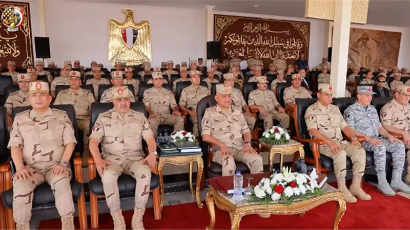وزير الدفاع يشهد إجراءات تفتيش الحرب لأحد تشكيلات المنطقة المركزية العسكرية
