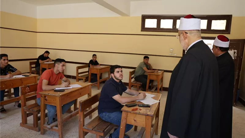 الأزهر يحظر دخول الطلاب بالهواتف المحمولة باستثناء هؤلاء