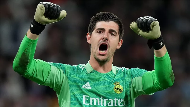 ريال مدريد يعلن مدة غياب كورتوا بعد إصابته في العضلة المقربة
