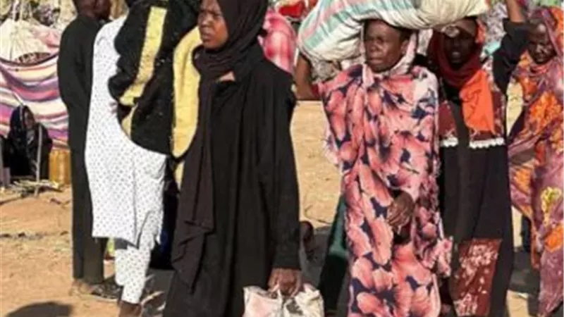 بسبب ميليشيا الدعم السريع.. تدفق النازحين من الفاشر إلى مدينة الدبّة