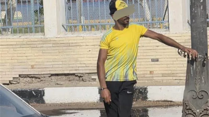بلطجي يفرض إتاوات على أصحاب السيارات بطريق البلاجات بالإسماعيلية|خاص