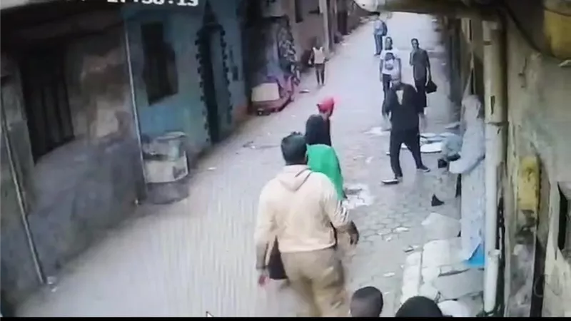 3 أشخاص يعتدون على ربة منزل ونجلها في منطقة المعصرة