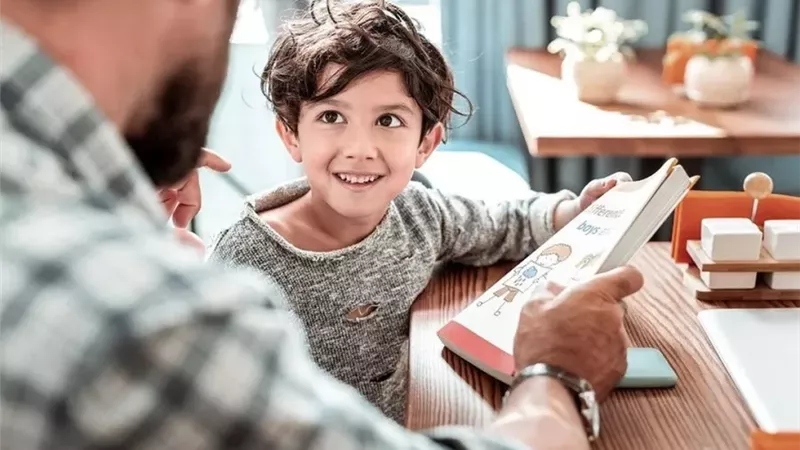 5 خطوات.. كيف تعلّم طفلك أن يعبر عن مشاعره بشكل صحيح 