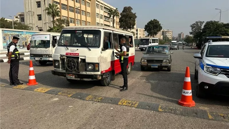 حملات مرورية لضبط سيارات السرفيس المخالفة لتعريفة الأجرة بالشرقية|صور