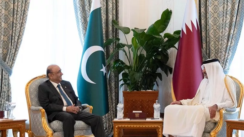 أمير قطر والرئيس الباكستاني يبحثان تعزيز التعاون في جميع المجالات