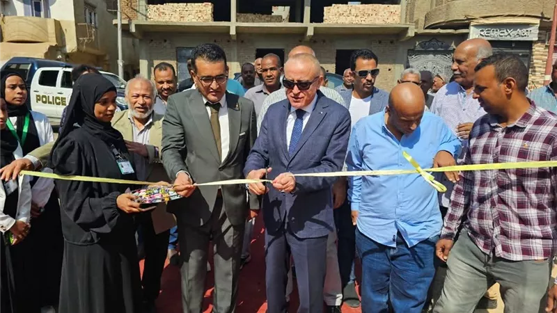 محافظ الأقصر يفتتح سوق اليوم الواحد بمركز الزينية ويتفقد مركز خدمة المواطنين