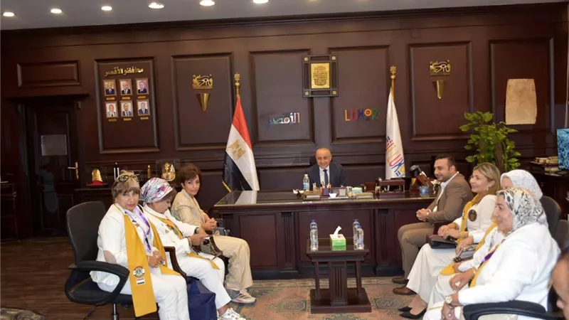 محافظ الأقصر يستقبل وفد نادي لايونز سبورتنج بالإسكندرية