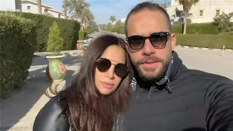 هل طلبت آمال ماهر من زوجها علي محجوب طلاق زوجته الأولى؟| خاص