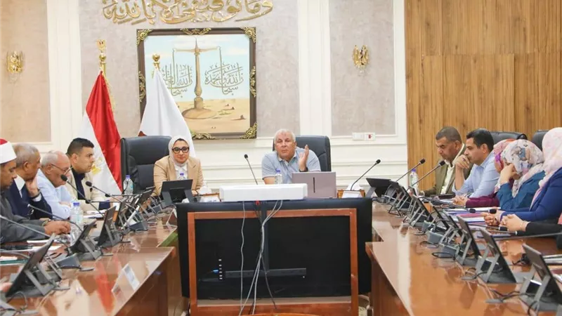 محافظ الوادي الجديد يبحث الاستعدادات لانتخابات مجلس النواب