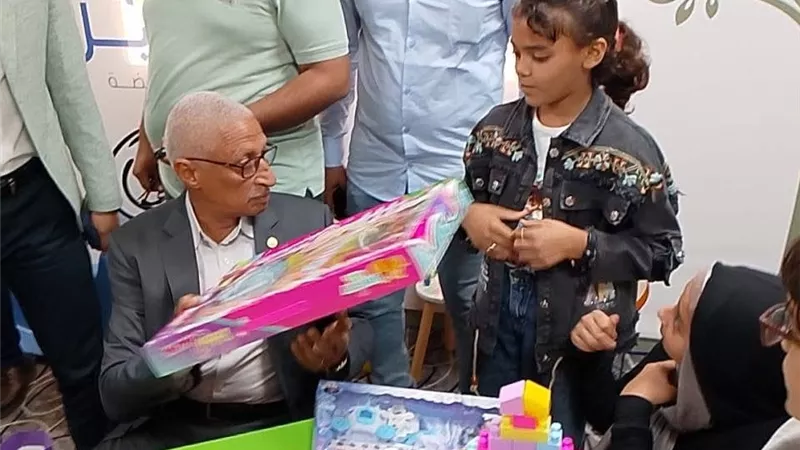 محافظ شمال سيناء يزور الجرحى والمرضى الفلسطينيين ويهدي الأطفال الألعاب  