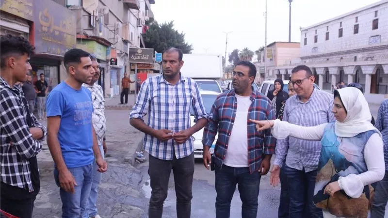 خلال تفقدها لطريق السنانية.. نائب محافظ دمياط تحيل رئيس قرية للتحقيق 