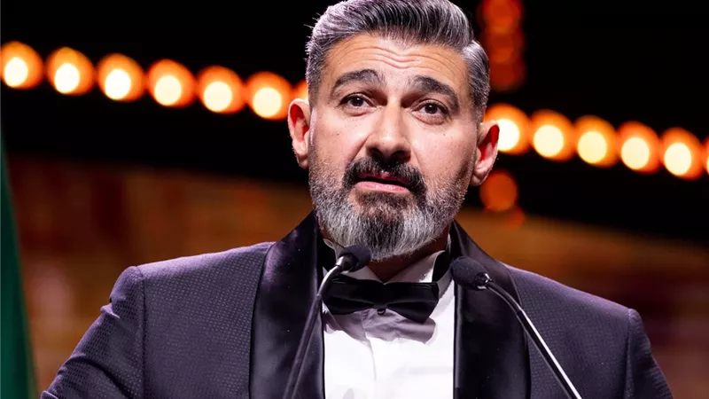 كلمة مؤثرة من ياسر جلال في مهرجان وهران.. والجمهور يرد بالتصفيق الحار والزغاريد