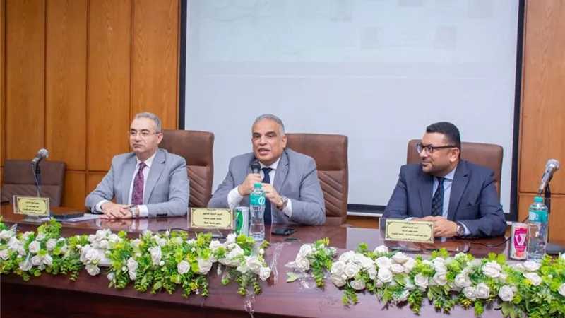 رئيس جامعة أسوان يشارك في مناقشة رسالة ماجستير بـ«هندسة أسيوط»