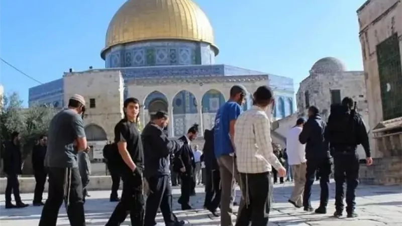 عشرات المستوطنين يقتحمون باحات المسجد الأقصى المبارك
