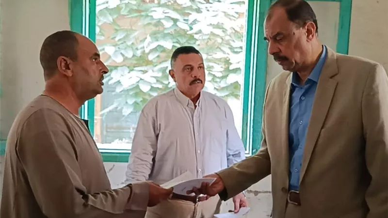 فساد وحدة صحة بسوهاج.. المحافظ يكتشف غياب 14 طبيبا دفعة واحدة