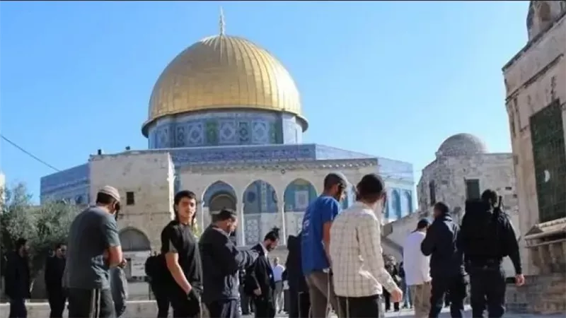 عشرات المستوطنين يقتحمون المسجد الأقصى تحت حماية شرطة الاحتلال الإسرائيلي