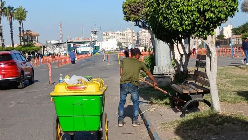 رئيس مدينة بورفؤاد يتابع جهود ضبط منظومة النظافة العامة ورفع المخلفات بمرفق المعديات