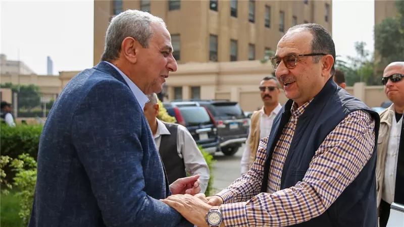 يستقبله محافظ الغربية.. وزير قطاع الأعمال يزور شركة مصر للغزل والنسيج بالمحلة الكبرى