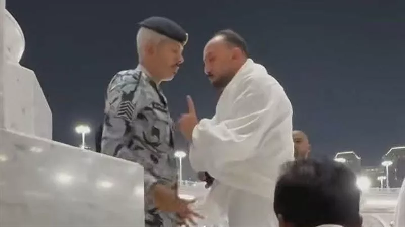 المعتمر المصري يتوعد من ينشر فيديو الواقعة.. ويشكر الأمن السعودي على تعاملهم الراقي 