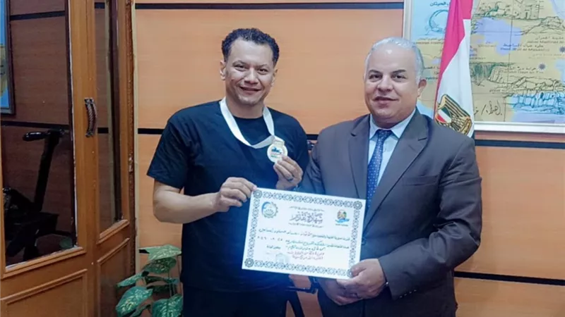 تعليم الفيوم يكرم إداريا بإحدى المدارس لفوزه مع منتخب مصر ببطولة العالم للكرة الطائرة جلوس