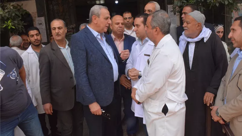 محافظ الغربية يستجيب لشكاوى المواطنين ويوجه بتحسين الخدمات الطبية وتوفير الأدوية