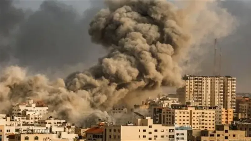 الاحتلال يواصل نسف المنازل بقصف مدفعي في خان يونس