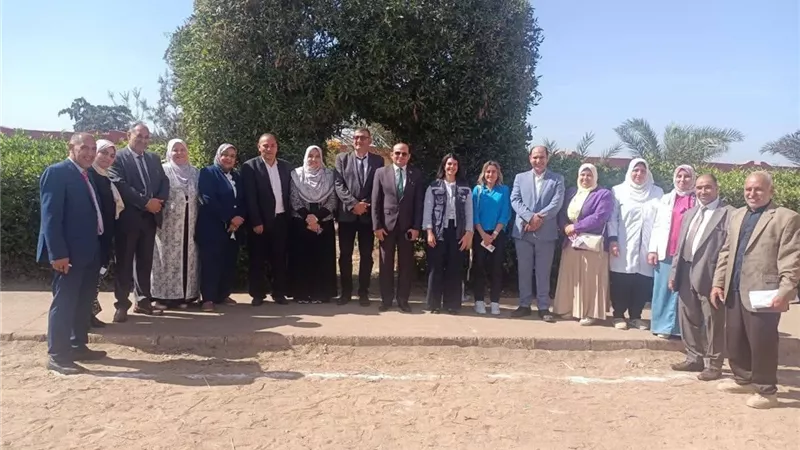 فريق «الصحة العالمية» يتابع مبادرة المدارس المعززة للصحة بالبحيرة |صور