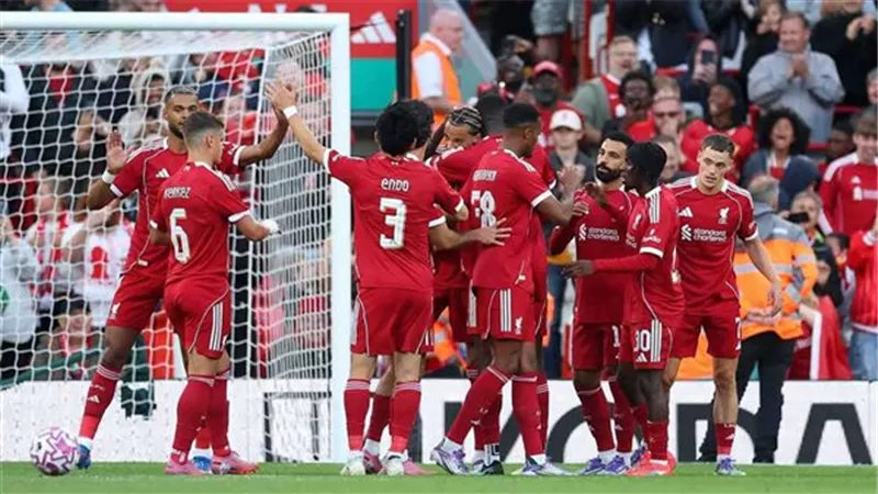 ظهير ليفربول: من المبكر الحديث عن ضياع الدوري بعد الهزيمة أمام السيتي