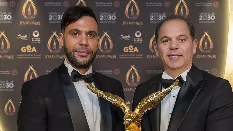 ردا على إشادة شقيقه..