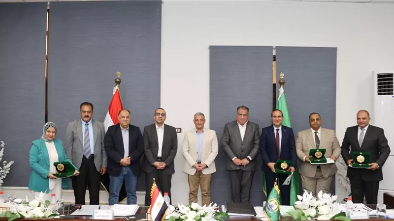 محافظ الإسماعيلية يكرم عددًا من القيادات التنفيذية لترقيتهم