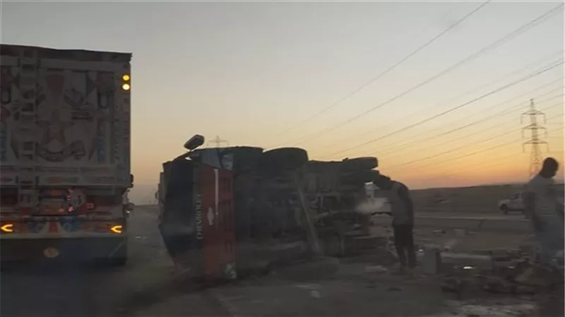انقلاب سيارة نقل محملة بالملابس أمام مول العابد بطوخ دون وقوع إصابات