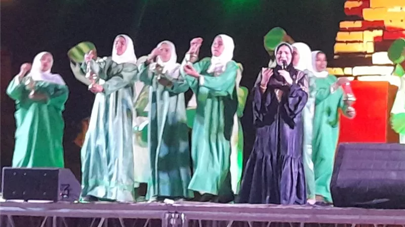 الفنانة «فاطمة عيد» تبهر الحضور في مهرجان قنا للفنون بمعبد دندرة