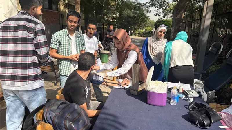 كلية الآداب بجامعة عين شمس تنظم قافلة طبية للتبرع بالدم