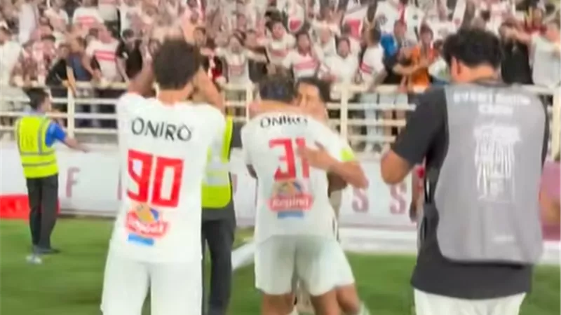 لاعبو الزمالك يحتفلون مع الجماهير على طريقتهم الخاصة عقب الفوز أمام بيراميدز|صور