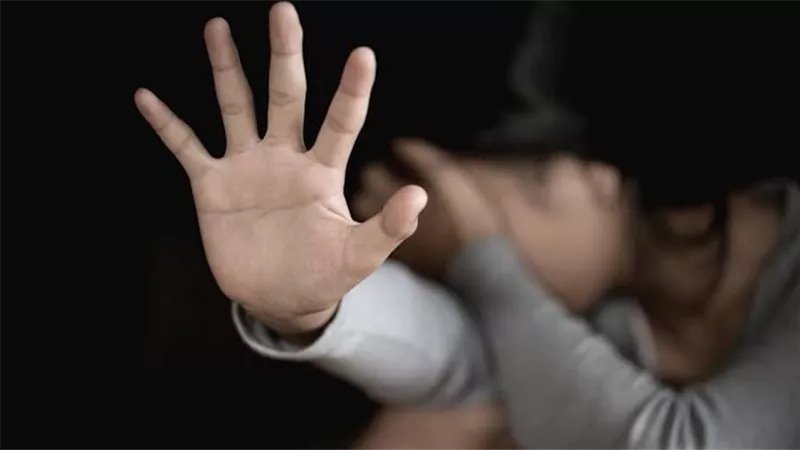 القبض على عامل تحرش بطفلة في الحمام.. وقانوني يكشف لـ«إيجبتك» العقوبة المقررة 